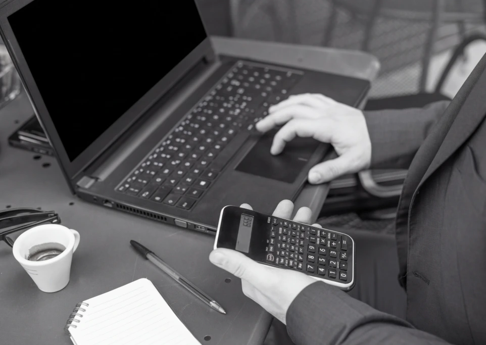 Fondo visual para el sector Alta Transaccionalidad (Retail/Economía Digital), simbolizando la hiper-escalabilidad y conciliación financiera bimonetaria.